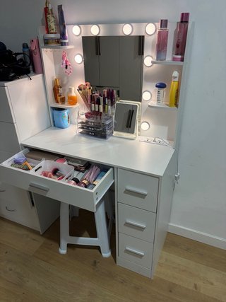 Tocador de Maquillaje con Luces