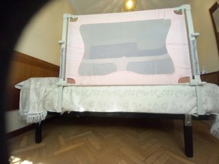 Cuna adaptable a cama.