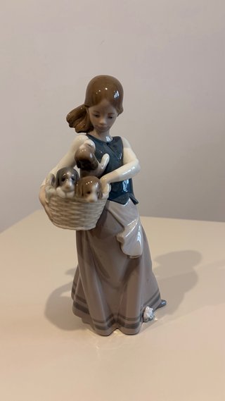 Figura Lladró Niña con Cesta de Cachorros