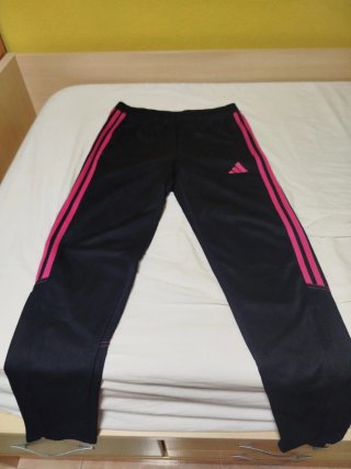 Chándal Adidas niño negro con rayas fucsia.