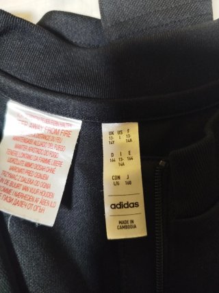 Chándal Adidas niño negro con rayas fucsia.