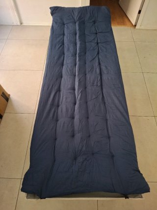 Cama de camping azul