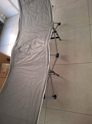 Cama de camping azul
