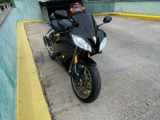 Yamaha R6 Sportbike Negra y Dorada