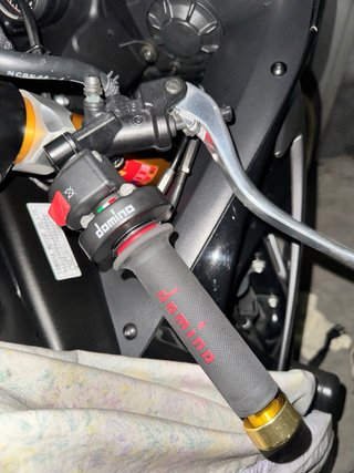 Yamaha R6 Sportbike Negra y Dorada