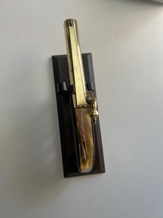 Pistola decorativa antigua dorada y negra