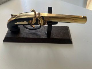 Pistola decorativa antigua dorada y negra