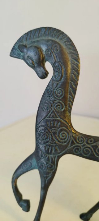 Estatua de bronce de un caballo. Realizada en un c