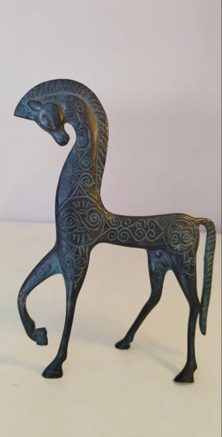 Estatua de bronce de un caballo. Realizada en un c