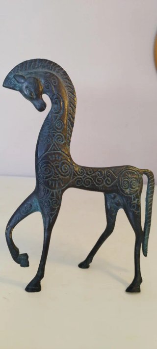 Estatua de bronce de un caballo. Realizada en un c