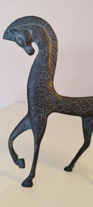 Estatua de bronce de un caballo. Realizada en un c