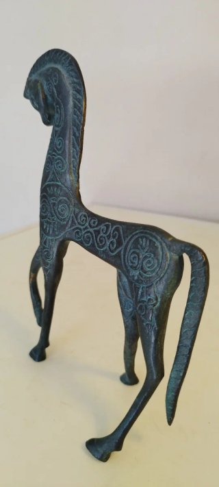 Estatua de bronce de un caballo. Realizada en un c
