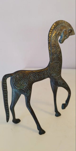 Estatua de bronce de un caballo. Realizada en un c