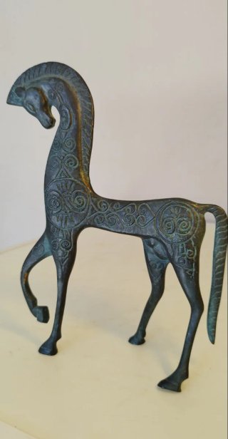 Estatua de bronce de un caballo. Realizada en un c