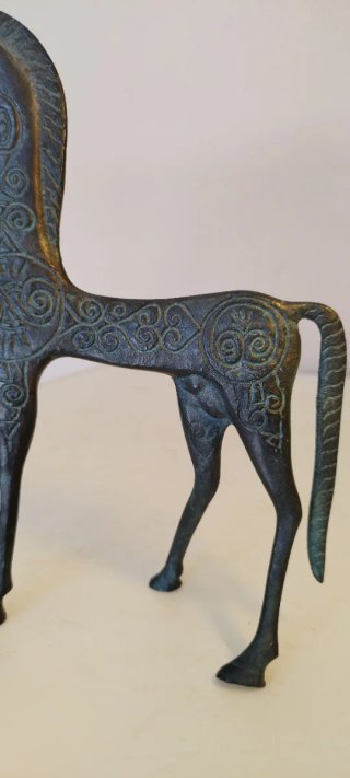 Estatua de bronce de un caballo. Realizada en un c