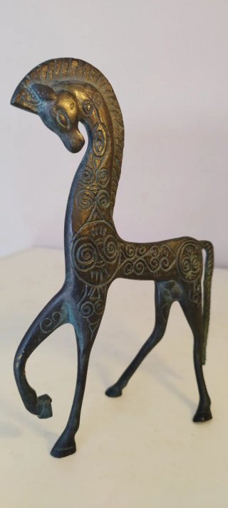 Estatua de bronce de un caballo. Realizada en un c