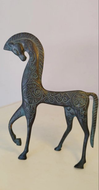 Estatua de bronce de un caballo. Realizada en un c