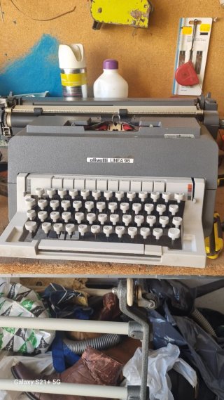 Máquina de escribir Olivetti Linea 98 con carro
