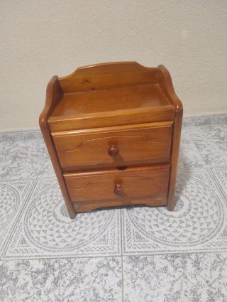 Mesita de noche de madera de pino