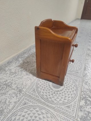 Mesita de noche de madera de pino