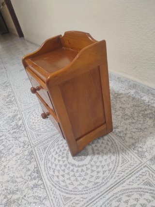 Mesita de noche de madera de pino