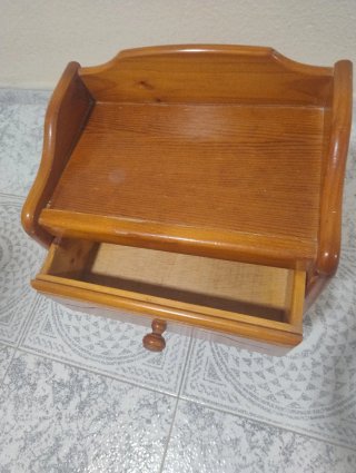 Mesita de noche de madera de pino