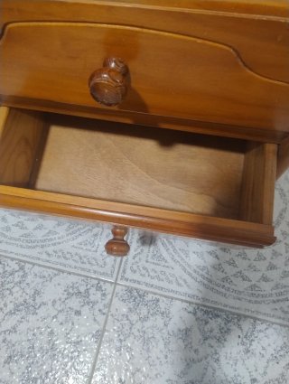 Mesita de noche de madera de pino