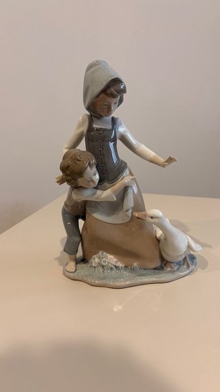 Figura Lladró Niña y Niño con Pato