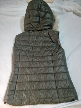Chaleco acolchado con capucha y pelo