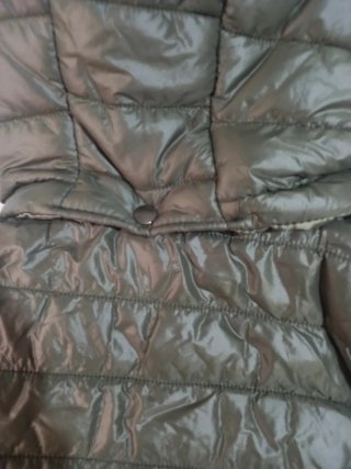 Chaleco acolchado con capucha y pelo