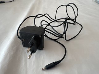 Cargador con conector de clavija