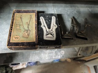 Navaja de afeitar antigua y máquina de pelar