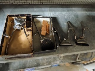 Navaja de afeitar antigua y máquina de pelar