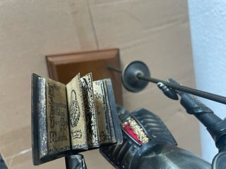 Figura Don Quijote armadura metal con libro.