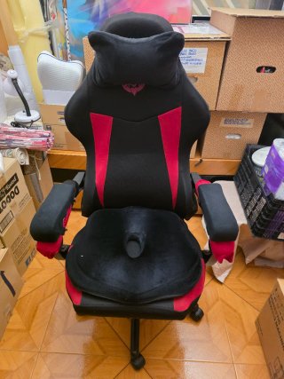 Silla gaming negra y roja.