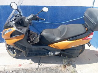Moto Scooter Naranja y Negra