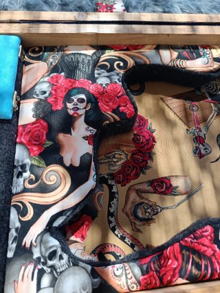 Estuche de guitarra con calaveras