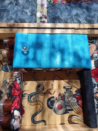 Estuche de guitarra con calaveras