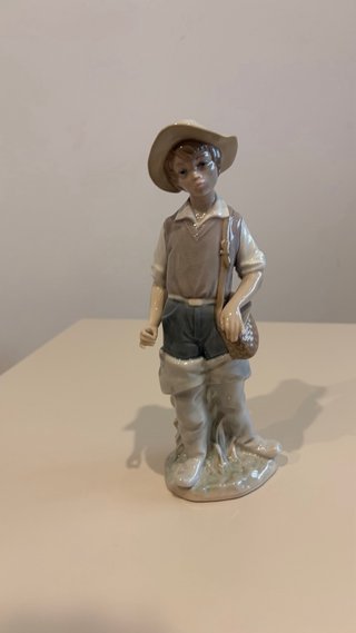 Figura Lladró niño con sombrero y cesta