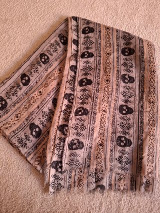 Pañuelo estampado calaveras