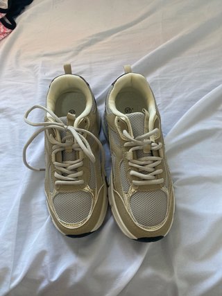 Tenis Beige y Dorados Talla 37
