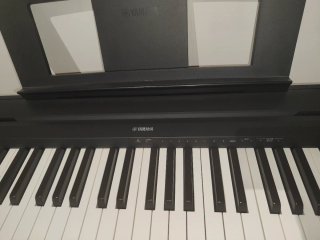 Piano Eléctrico Yamaha con Soporte