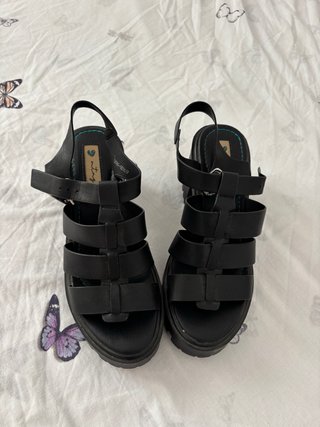 Sandalias Mustang Negras son talla 38 (calzan 39)