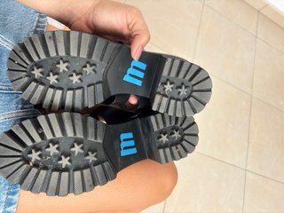 Sandalias Mustang Negras son talla 38 (calzan 39)