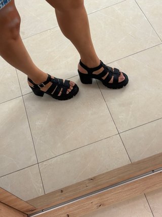 Sandalias Mustang Negras son talla 38 (calzan 39)