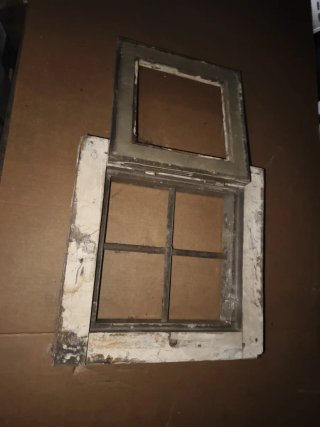 Ventana antigua de madera para restaurar