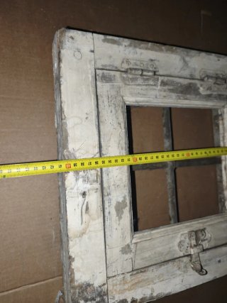 Ventana antigua de madera para restaurar
