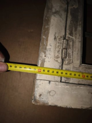 Ventana antigua de madera para restaurar