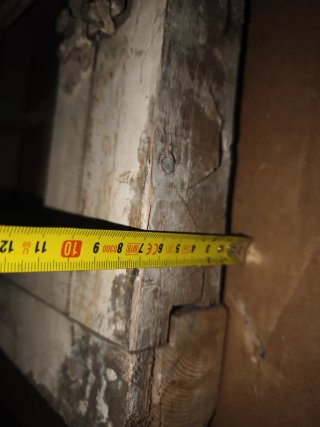 Ventana antigua de madera para restaurar