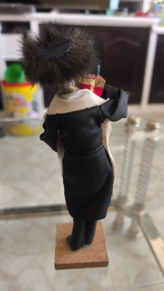 Figura Vintage Rabino Judío Jasídico con Torá